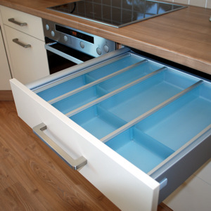 Besteckschublade mit individueller Gr&ouml;&szlig;enanpassung der einzelnen Felder